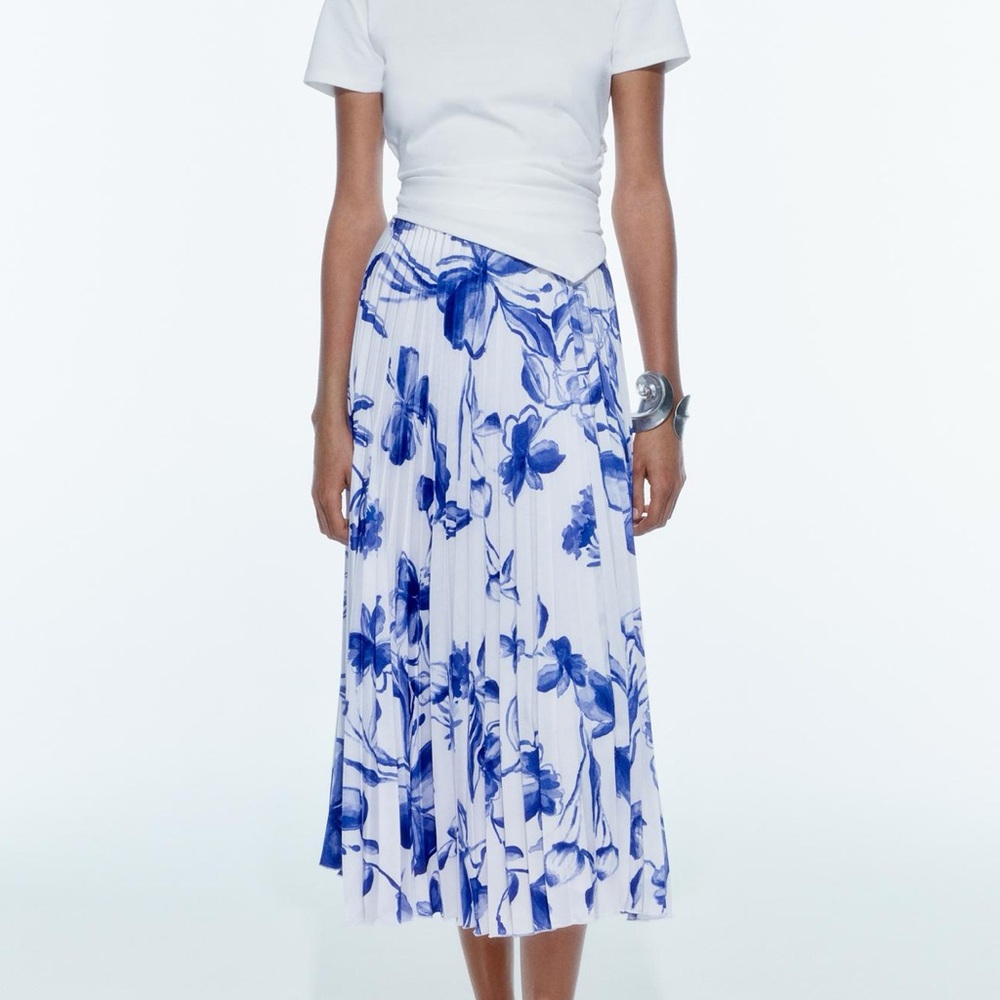 Zara Floral print pleaded skirt in Blue/White